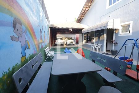 Casa para alugar com 300m², 4 quartos e 5 vagasQuintal