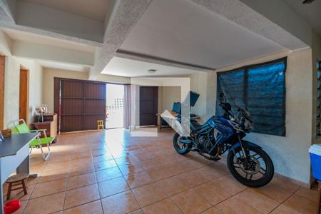 Casa à venda com 200m², 3 quartos e 8 vagasGaragem com churasqueira