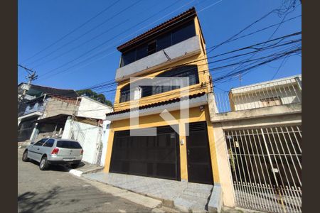 Casa à venda com 200m², 3 quartos e 2 vagas Casa à venda com 200m², 3 quartos e 2 vagasFachada