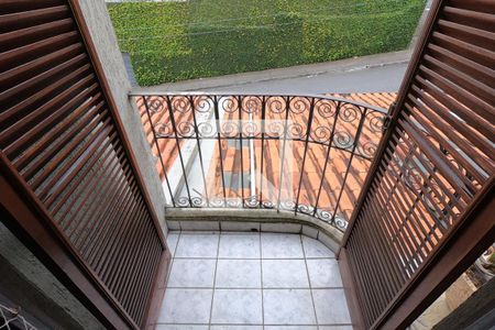 Casa à venda com 240m², 3 quartos e 2 vagas Casa à venda com 240m², 3 quartos e 2 vagasvaranda