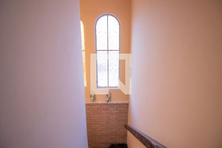 Casa à venda com 196m², 4 quartos e 2 vagas Casa à venda com 196m², 4 quartos e 2 vagasEscada
