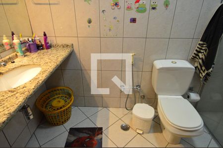 Casa à venda com 479m², 4 quartos e 12 vagasBanheiro da Suíte 2