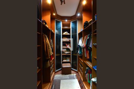 Casa à venda com 479m², 4 quartos e 12 vagasCloset da suíte 1