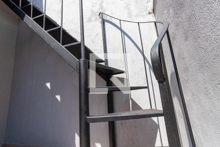 Casa à venda com 250m², 2 quartos e 2 vagasEscada