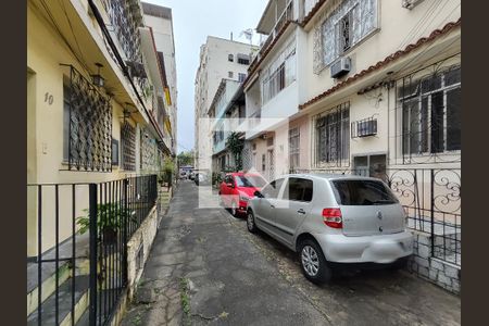 Casa à venda com 210m², 4 quartos e 1 vaga Casa à venda com 210m², 4 quartos e 1 vagaFachada