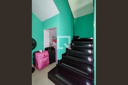 Casa à venda com 210m², 4 quartos e 1 vaga Casa à venda com 210m², 4 quartos e 1 vagaEscada