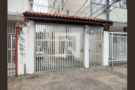 Casa à venda com 210m², 4 quartos e 1 vaga Casa à venda com 210m², 4 quartos e 1 vagaFachada