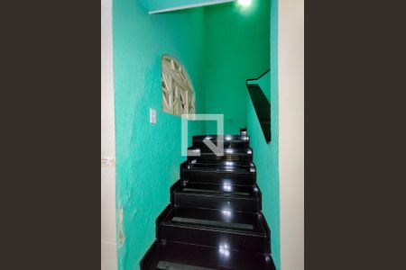 Casa à venda com 210m², 4 quartos e 1 vaga Casa à venda com 210m², 4 quartos e 1 vagaEscada