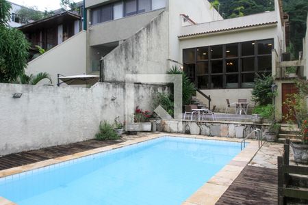 Casa à venda com 286m², 3 quartos e 2 vagasPiscina
