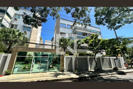 Apartamento à venda com 158m², 3 quartos e 2 vagas Apartamento à venda com 158m², 3 quartos e 2 vagasFachada