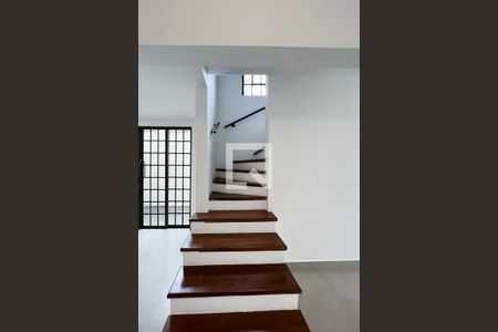 Casa à venda com 150m², 3 quartos e 2 vagas Casa à venda com 150m², 3 quartos e 2 vagasEscada