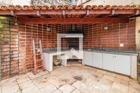 Casa de condomínio à venda com 330m², 4 quartos e 4 vagas Casa de condomínio à venda com 330m², 4 quartos e 4 vagasQuintal