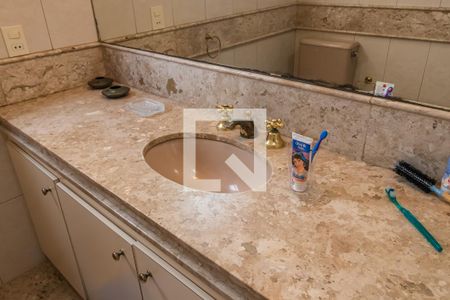 Casa de condomínio à venda com 330m², 4 quartos e 4 vagas Casa de condomínio à venda com 330m², 4 quartos e 4 vagasDetalhe do Banheiro Social