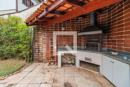 Casa de condomínio à venda com 330m², 4 quartos e 4 vagas Casa de condomínio à venda com 330m², 4 quartos e 4 vagasQuintal