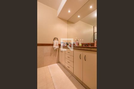 Casa de condomínio à venda com 330m², 4 quartos e 4 vagas Casa de condomínio à venda com 330m², 4 quartos e 4 vagasBanheiro da Suíte 2