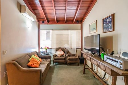 Casa de condomínio à venda com 330m², 4 quartos e 4 vagas Casa de condomínio à venda com 330m², 4 quartos e 4 vagasSala Íntima