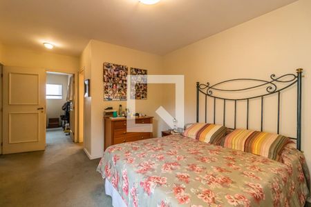 Casa de condomínio à venda com 330m², 4 quartos e 4 vagas Casa de condomínio à venda com 330m², 4 quartos e 4 vagasSuíte 2