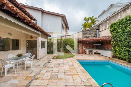 Casa de condomínio à venda com 330m², 4 quartos e 4 vagas Casa de condomínio à venda com 330m², 4 quartos e 4 vagasQuintal