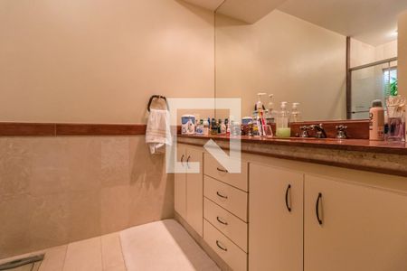 Casa de condomínio à venda com 330m², 4 quartos e 4 vagas Casa de condomínio à venda com 330m², 4 quartos e 4 vagasBanheiro da Suíte 2