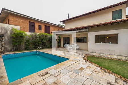 Casa de condomínio à venda com 330m², 4 quartos e 4 vagas Casa de condomínio à venda com 330m², 4 quartos e 4 vagasQuintal