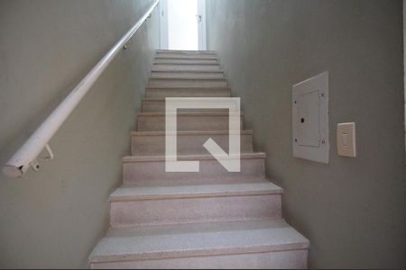 Casa à venda com 521m², 8 quartos e 8 vagasEscada-Acesso da clinica a garragem