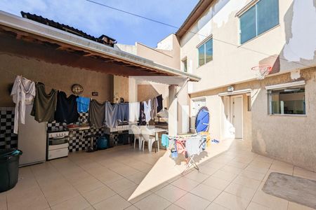 Casa à venda com 350m², 4 quartos e 2 vagas Casa à venda com 350m², 4 quartos e 2 vagasChurrasqueira e quintal