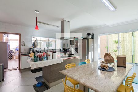 Casa à venda com 350m², 4 quartos e 2 vagas Casa à venda com 350m², 4 quartos e 2 vagasCozinha