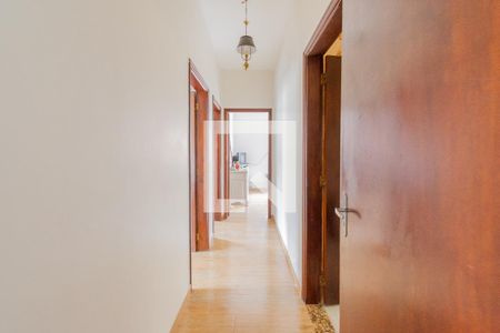 Casa à venda com 192m², 3 quartos e 5 vagas Casa à venda com 192m², 3 quartos e 5 vagasCorredor