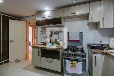 Casa de condomínio à venda com 375m², 5 quartos e 4 vagas Casa de condomínio à venda com 375m², 5 quartos e 4 vagasCozinha