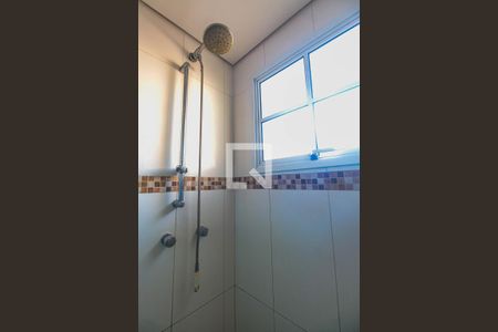 Casa de condomínio à venda com 375m², 5 quartos e 4 vagas Casa de condomínio à venda com 375m², 5 quartos e 4 vagasBanheiro da suíte 5