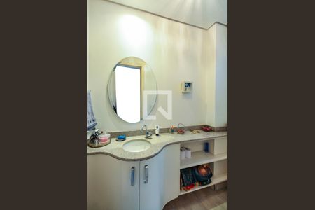 Casa de condomínio à venda com 375m², 5 quartos e 4 vagas Casa de condomínio à venda com 375m², 5 quartos e 4 vagasLavabo