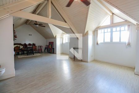 Casa de condomínio à venda com 375m², 5 quartos e 4 vagas Casa de condomínio à venda com 375m², 5 quartos e 4 vagasSótão