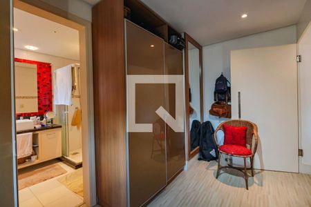 Casa de condomínio à venda com 375m², 5 quartos e 4 vagas Casa de condomínio à venda com 375m², 5 quartos e 4 vagasCloset da suíte 2