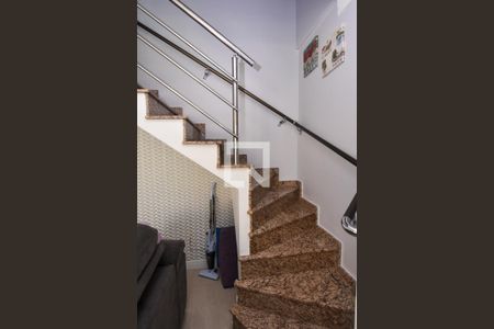 Casa para alugar com 120m², 3 quartos e 2 vagas Casa para alugar com 120m², 3 quartos e 2 vagasEscada