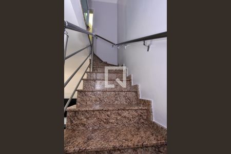 Casa para alugar com 120m², 3 quartos e 2 vagas Casa para alugar com 120m², 3 quartos e 2 vagasEscada