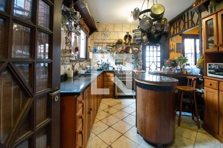 Casa à venda com 607m², 6 quartos e 6 vagas Casa à venda com 607m², 6 quartos e 6 vagasCozinha
