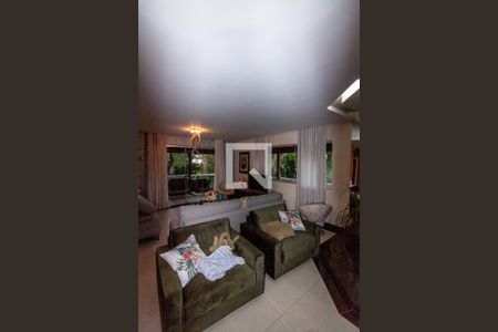 Casa à venda com 420m², 4 quartos e 5 vagasSala