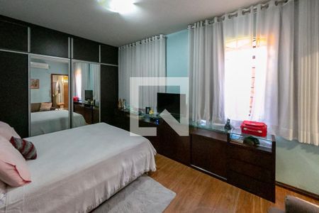 Casa à venda com 300m², 5 quartos e 4 vagasQuarto Suíte