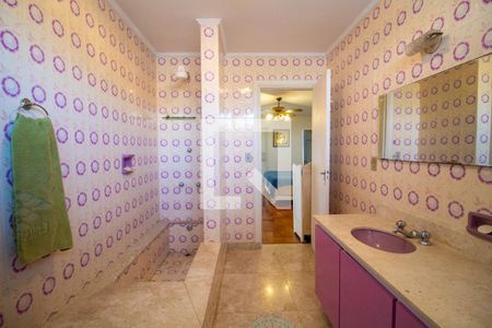 Casa à venda com 247m², 4 quartos e 3 vagasBanheiro da Suíte