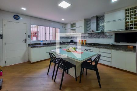 Casa à venda com 270m², 4 quartos e 4 vagas Casa à venda com 270m², 4 quartos e 4 vagasCozinha