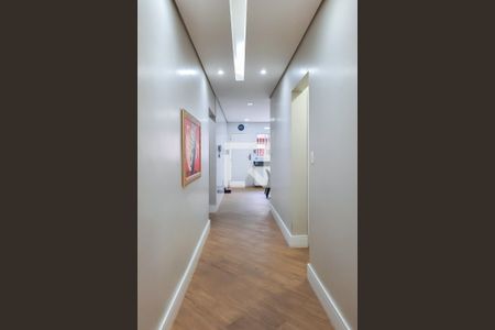 Casa à venda com 270m², 4 quartos e 4 vagas Casa à venda com 270m², 4 quartos e 4 vagasCorredor