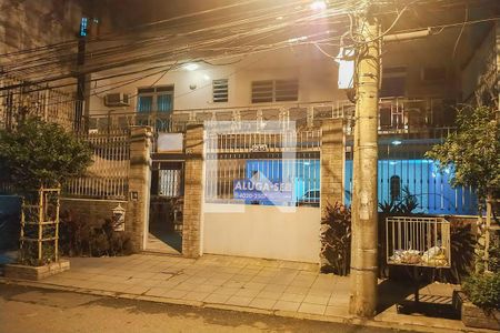 Casa para alugar com 292m², 3 quartos e 4 vagas Casa para alugar com 292m², 3 quartos e 4 vagasFachada