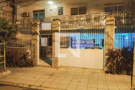 Casa para alugar com 292m², 3 quartos e 4 vagas Casa para alugar com 292m², 3 quartos e 4 vagasFachada