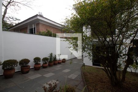 Casa à venda com 440m², 5 quartos e 8 vagas Casa à venda com 440m², 5 quartos e 8 vagasQuintal