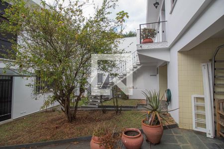 Casa à venda com 440m², 5 quartos e 8 vagas Casa à venda com 440m², 5 quartos e 8 vagasQuintal