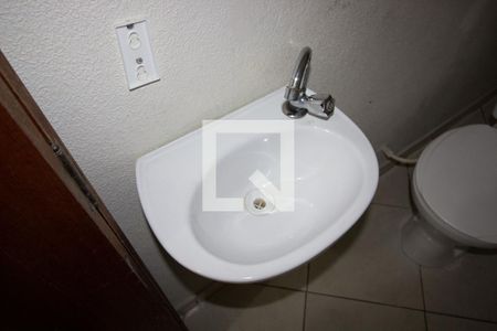 Lavabo de casa de condomínio para alugar com 2 quartos, 60m² em Vila Ré, São Paulo
