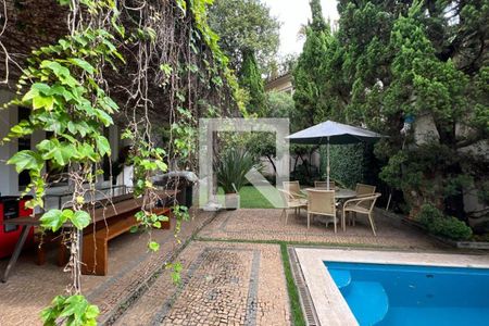 Casa à venda com 500m², 4 quartos e 4 vagas Casa à venda com 500m², 4 quartos e 4 vagasVaranda