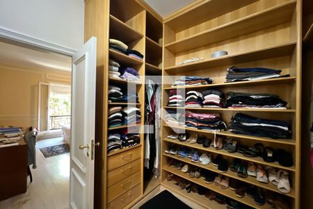 Casa à venda com 500m², 4 quartos e 4 vagas Casa à venda com 500m², 4 quartos e 4 vagasCloset 2 da Suíte 4