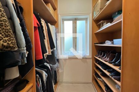 Casa à venda com 500m², 4 quartos e 4 vagas Casa à venda com 500m², 4 quartos e 4 vagasCloset 1 da Suíte 4