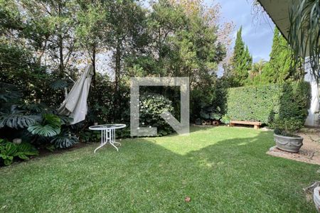 Casa à venda com 500m², 4 quartos e 4 vagas Casa à venda com 500m², 4 quartos e 4 vagasVaranda